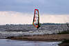 701048_ Kollmar Elbufer Wellen-Surfer Foto mit Windsegel in Elbwasser Windsurfen