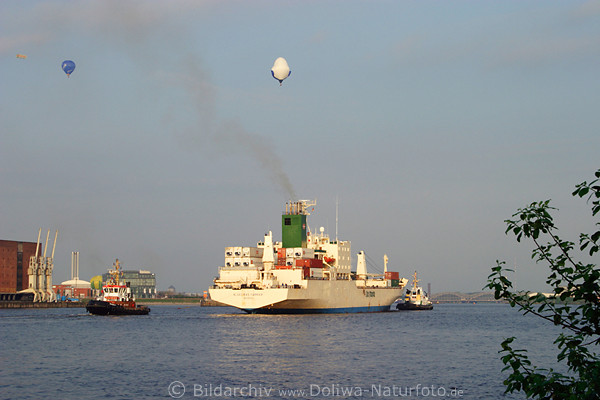 Algeciras Carrier Containerschiff in Elbwasser mit Schlepper