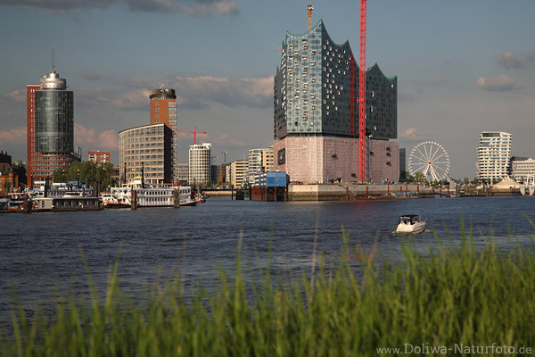 Hamburg Elbskyline Stadttrme ber Elbufer Sdblick Panorama mit Boot in Wasser