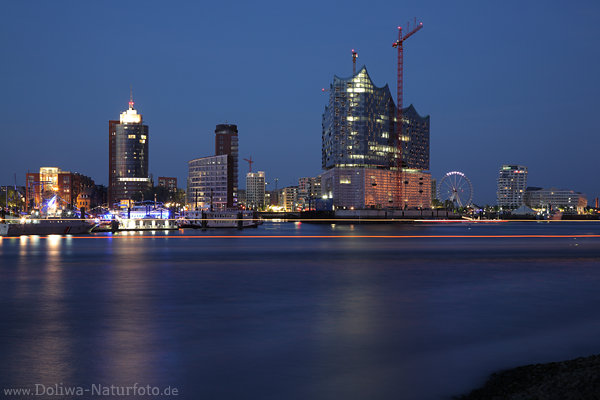 Hamburg Skyline Nacht mit Elbphilharmonie Hochhuser Panorama Schiff in Elbwasser