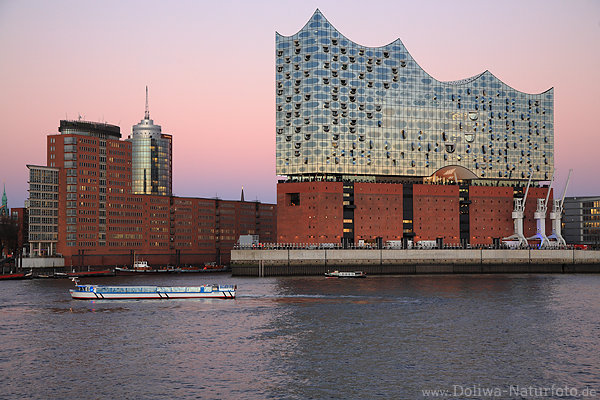 Elbphilharmonie Hamburg Hafen Musicalhaus auf Kaispeicher Schiffe Elbwasser Abendpanorama