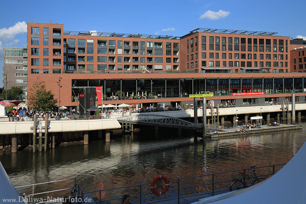 Elbarkaden HafenCity Hamburg Elbtorpromenade am Wasser Elbkanal Bauwerk Terrassen mit Touristen