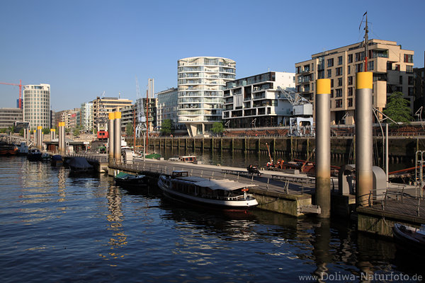 Pontonanleger Hamburg Traditionsschiffhafen Boote vor Kaiserkai HafenCity Architektur