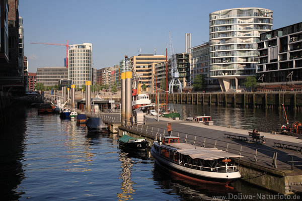Sandtorhafen Hamburg Schiffe Ponton Bootsanleger in HafenCity Architektur Landschaft am Wasser