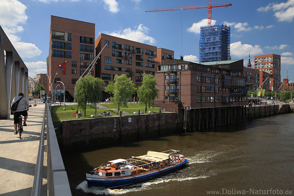 Schifffahrt in Wasserkanal HafenCity Hamburg unter Magdeburgerbrcke Strtebekerufer