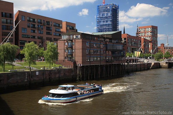Strtebekerufer Schifffahrt in HafenCity Hamburg Wasserkanal Boot in Elblandschaft