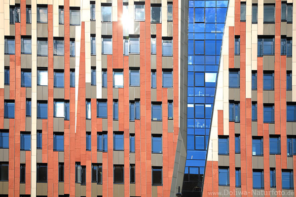 Urbankunst Sumatrakontor Hamburg bunte Wandfassade Foto Blaufenster HafenCity Brohochhaus