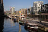 Sandtorhafen Hamburg Schiffe Ponton Bootsanleger in HafenCity Architektur am Wasser