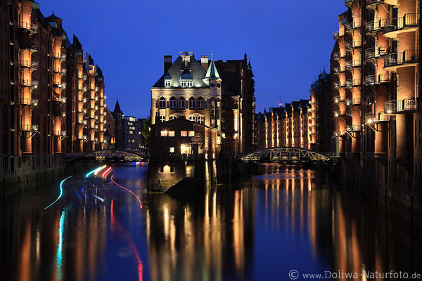 Speicherfleet Hamburg Nachtlichter alter Architektur um Schloss in Wasser Schiffspuren