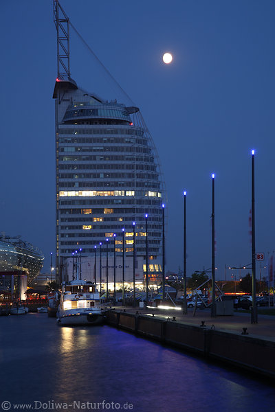 Bremerhaven Atlantic Hotel bei Mond Nachtfoto a’la Dubai Romantik Hochhaus