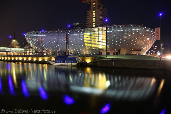 Klimahaus Bremerhaven Nacht-Fotokunst Architektur Blaulichter Wasserspiegelung