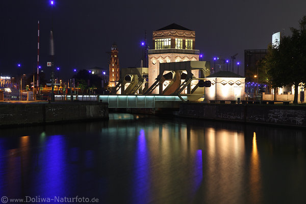 Hafeninsel-Brücke Bremerhaven Nachtfoto vor Leuchtturm Oberfeuer Laternen Blaulichter