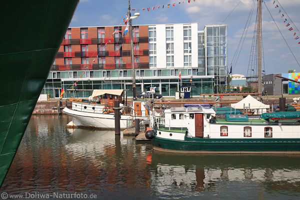 Bremerhaven Schaufenster Fischereihafen Foto Schiffe im Weserzufluss