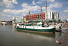 Fischereihafen Wasserbecken Schiffe am Ufer mit Möwe in Bremerhaven Foto