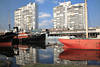 Bremerhaven Museumshafen Schiffe in Wasser Foto vor Hochhäuser Architektur Farbdesign