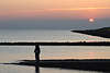701217_Büsum Meerküste, Wasser-Horizont, Sonnenuntergang Dämmerung Landschaftsfoto, Strandmole Paar