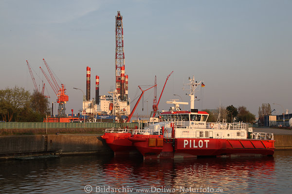 Mtzelfeldtwerft in Cuxhaven Foto Pilot-Schiff Katamaran in Hafenstadt Landschaft maritimes Flair