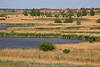 802634_Flachland Gewässer Naturbild Schilf Wasserland Norddeutschland Tiefland Stadt rote Hausdächer