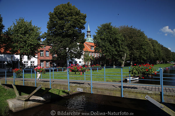 Kuhbrücke, Friedrichstadt, Landschaftsfoto, Wassergracht, Touristin, Blumenkästen, Kirchturm-Sicht, Nordfriesland