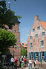 802562_Greetsiel Altstadt Kirche, Gasse historische Häuser Backsteinbau, Hollandstil Foto mit Besucher