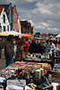 Husumer Flohmarkt am Hafen in Bild Menschen auf Trödelmarkt spazieren