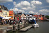 Husum Hafen Foto Schiffe bunte Häuser unter Wolken in Nordfriesland Stimmungsbild Binnenhafen