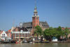 802504_Leer Altstadt Panorama an Leda, Rathausturm, Museumschiffe in Wasser, Flusslandschaft