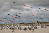 fliegende Drachen über St.-Peter-Ording Strand am Meer Nordseeküste