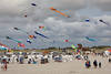 Fliegende Drachen Foto über Strand St. Peter-Ording Nordseeküste Drachenfestival Besucher