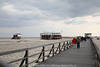 Strandsteg Sankt Peter-Ording Brücke zu Pfahlbauten auf Nordseestrand weites Horizont in Bild