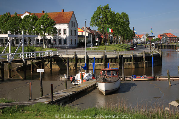Eiderhafen Tnning Schiff in Schlick Wasserkanal Landschaft Tnn Brcke NordwestkaiPromenade