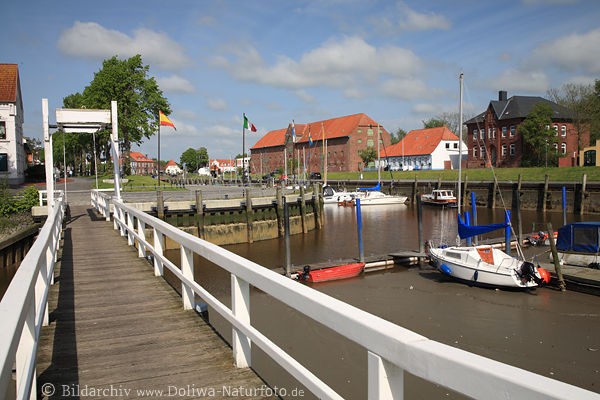 Eiderstedt Hafen Tnning Brcke Wasser Boote in Schlick bei Ebbe Deichhuser