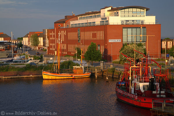 Wilhelmshaven Grosser Hafen Thales Hallen Schiff Boote Wattenmeer-Besucherzentrum in Abendlicht