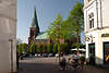 Meldorf Gasse zum Dom Marktkirche Sankt Johannis grüne Bäume Radfahrer Häuser Wand