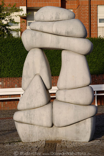 Steine-Skulptur Bad Malente Kunstobjekt Bild von Dieksee-Promenade