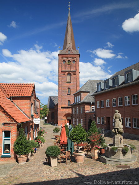 Altstadt Pln Marktkirche Schlossgasse Backsteinbau Brasserie Brunnen-Denkmal