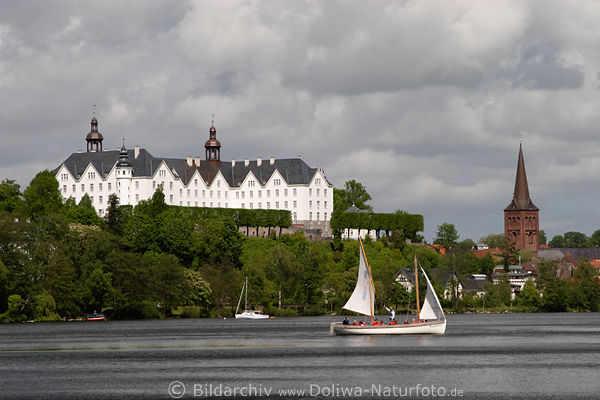 Plner See Segelboot vor Schloss Stadtkirche Zweimaster Freizeitsportler