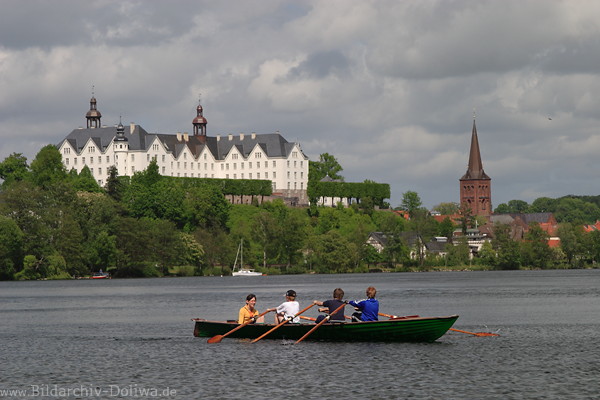 Ruderboot Jungs Mdel Steuerfrau Foto auf Groer Plner See rudern vor Schloss Stadtkirche