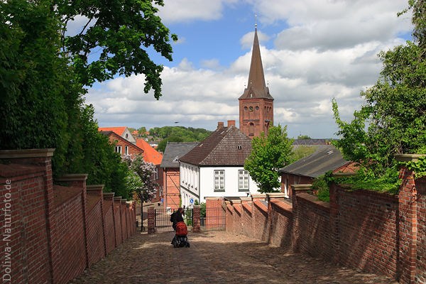 Schlossbergallee Pln Altstadt Backsteingasse Fussgngerweg vor Kirchturm