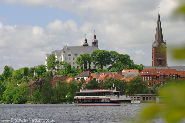 Pln See Grnufer Schloss Kirchturm trohnend ber Altstadt am Wasser