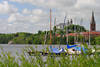 701894_Plön Großer See Wasserblick vom Hafen Segelboote Anleger vor Schloss Kirchturm