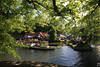 Ratzeburg Seebucht unter Blätterdach Naturidyll Fisch-Restaurant Kutter Frühlingsbild Besucher Tische