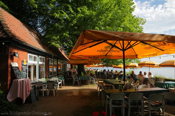 Caf-Fhrhaus Rothenhusen Gartenterrasse Schirme Ratzeburger See Wasserblick