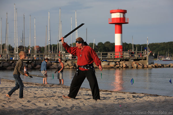 Piraten-Schwertkampf auf Sandstrand Eckernfrde vor Leuchtturm Ostseekste