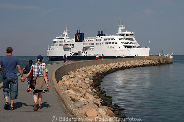 Puttgarden Mole Ostsee-Fähre Schiff in Hafentor Fehmarn
