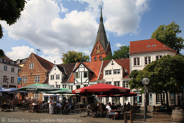 Altstadtmarkt Flensburg Marienkirche Turm über historische Häuser Café-Gäste Foto