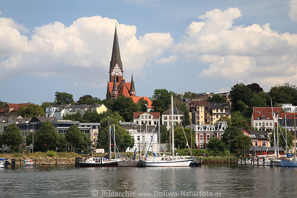 Flensburg St. Jürgen Kirche thront über Förde Ostufer Wasser Landschaft