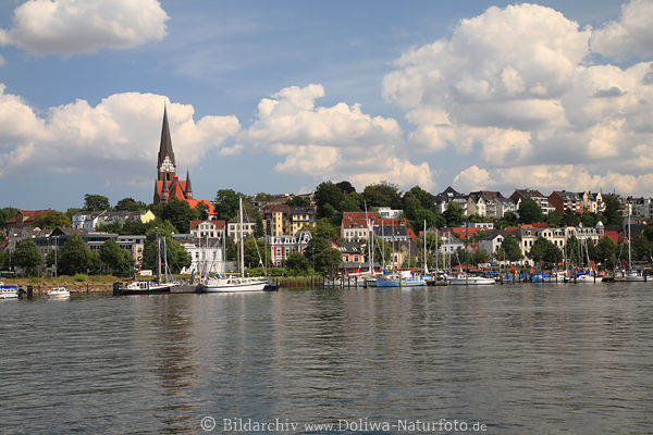 Flensburger Förde Ostufer Landschaft Panorama mit Kirche Jürgensby Häuser Jachten in Wasser