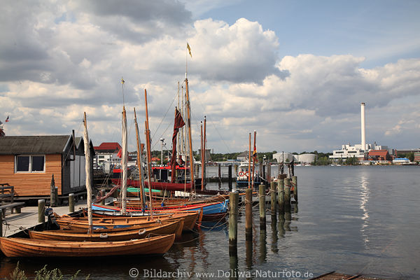 Museumshafen Holzboote in Wasser Landschaft Flensburg Stadtwerke weisser Hochturm Bild