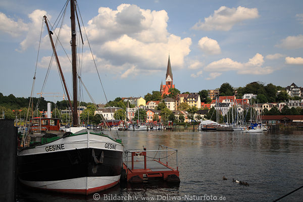 Flensburg Hafenlandschaft Foto Schiff Gesine in Wasser Kirche St. Jürgen Schönwetter-Wolken